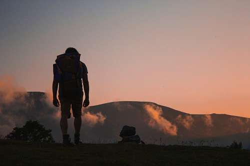 fondos de pantalla 4k Hombre haciendo caminata de montaña