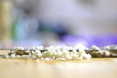 cuchillas Ajo y tabla de picar Efecto bokeh 