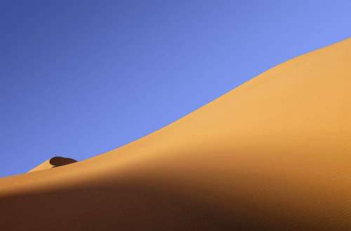 duna Dunas de Arena en el Desierto Bajo el Cielo Azul