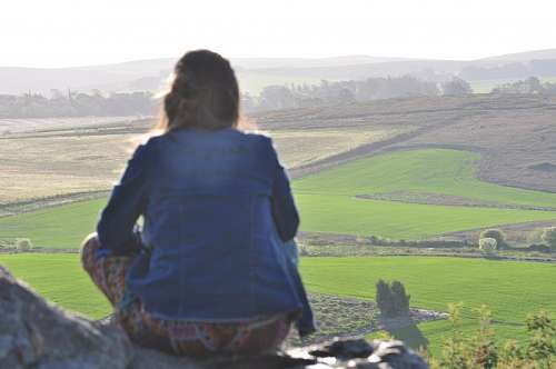 una perona, hombre, paisaje, montaña, horizonte, relax, libertad, adulto, mirando, tranquilidad, quietud, 