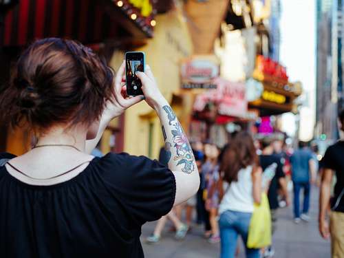fotografia de viajes Mujer tomando fotografia