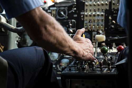primer plano de la palanca de velocidad de un avión