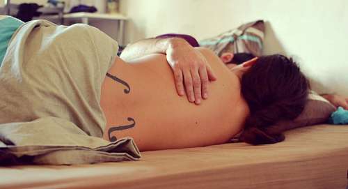 acostado Jovenes amantes recostados