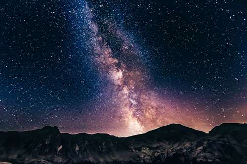 planeta tierra Paisaje de la vía láctea sobre las montañas