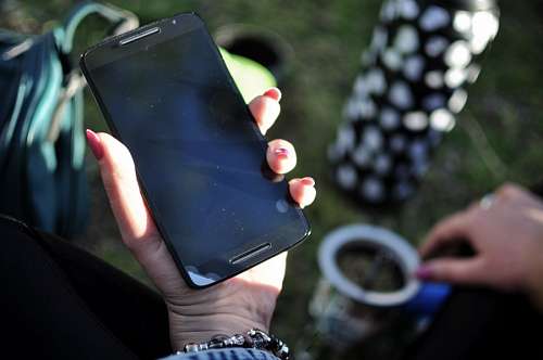 celular Mujer con smartphone