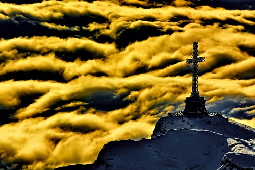 cima Monumento Cruz de Heroes 