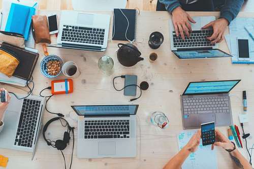 arriba Equipo de trabajo en escritorio