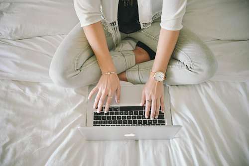 networking Mujer con laptoop en la cama