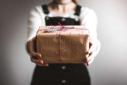 mostrando Una mujer dando regalo de navidad 
