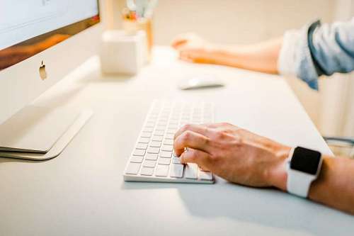 pc hombre de negocios utilizando su teclado