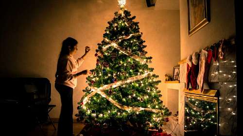 decoracion navidena Niña pequeña decorando arbol de navidad 