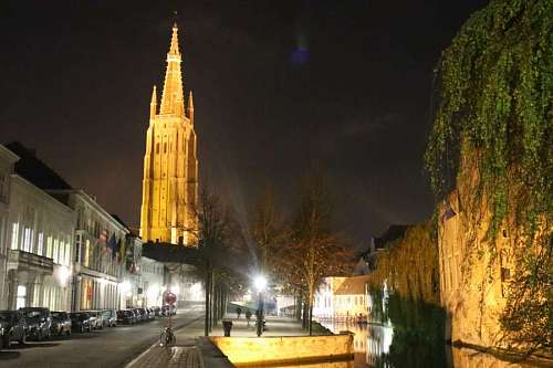 medieval Vista nocturna en la ciudad de Brujas, Holanda