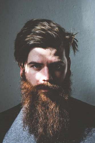hipster Retrato de un hombre joven con barba mirando a la camara