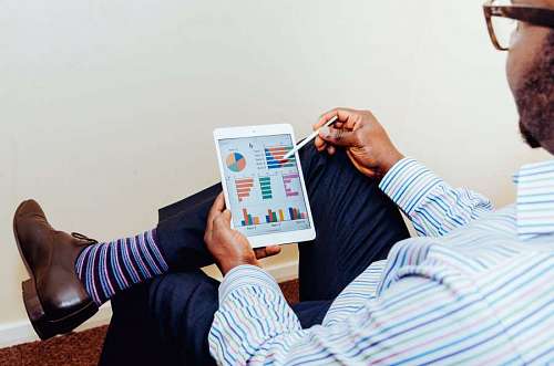 Hombre de negocios analizando graficos en una tablet