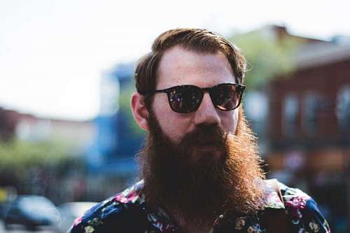 hipster Hombre hipster con barba en la ciudad