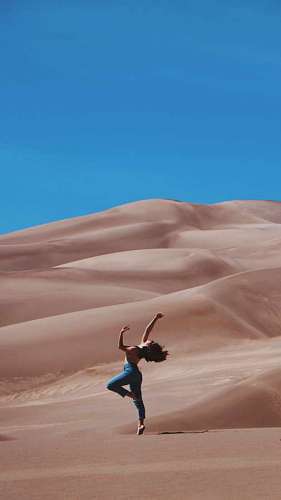 calor mujer bailando en el desierto
