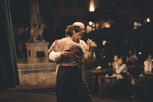 Una pareja bailando tango en Argentina