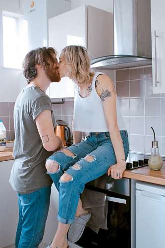 besos Pareja en la cocina