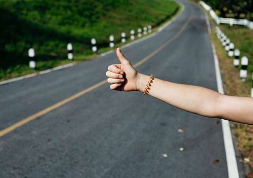 solitario Mujer haciendo dedo en carretera