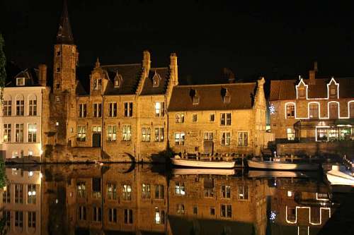 medieval Vista nocturna en la ciudad de Brujas, Holanda