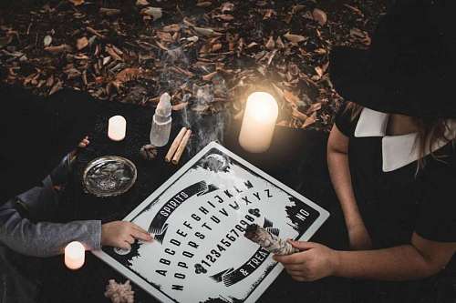 numeros Personas jugando a la ouija en halloween