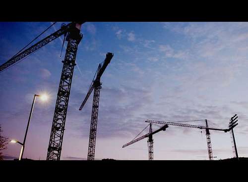 ingeniero mecanico Gruas Mecanicas trabajando al atardecer