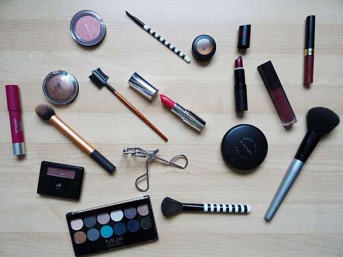 lapiz labial Maquillajes sobre la mesa 