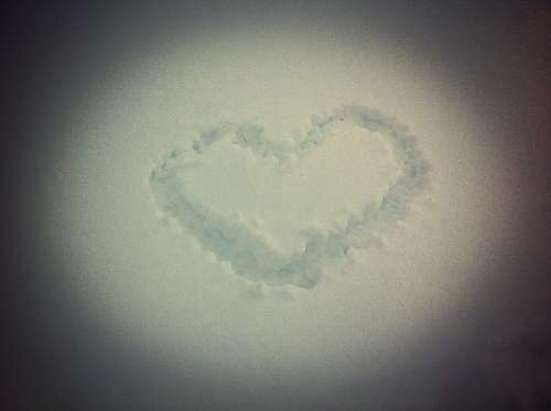 Corazon dibujado en la nieve