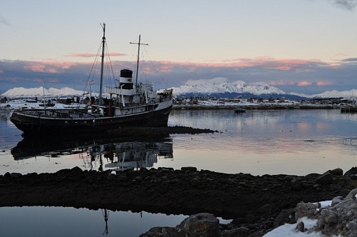 paisaje invernal Barco abandonado en Ushuaia 