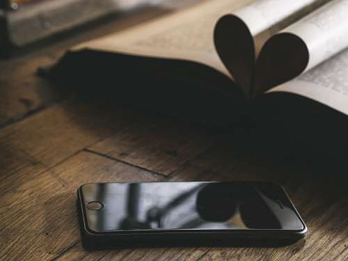 Smartphone junto a un libro