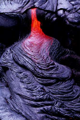 volcan o primer plano de una pequeño río de lava enfriándose