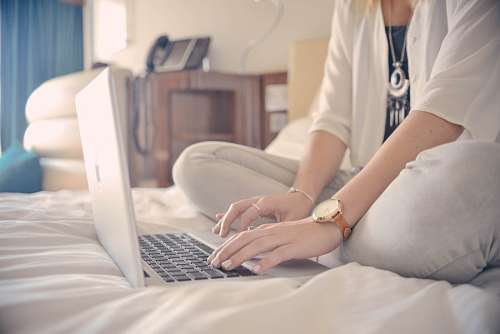 networking Mujer con laptoop en la cama