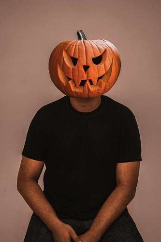 Hombre con calabaza en la cabeza en Halloween