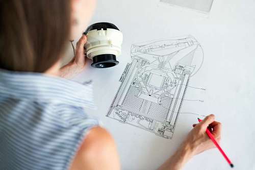 tecnico Mujer ingeniero diseñando el plano de una pieza