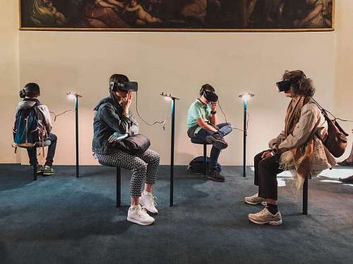 educacion Personas en un museo de arte virtual con gafas vr