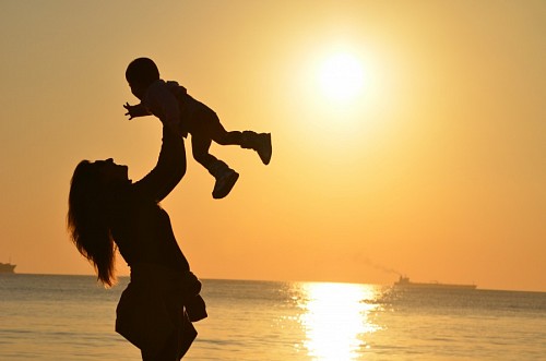 sin personas Amor de madre a hijo en la playa 
