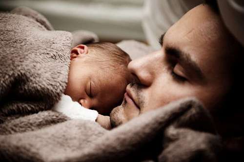padre Padre durmiendo con su hijo recien nacido en brazos