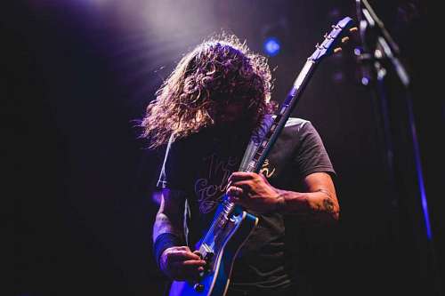 primer plano de guitarrista en el escenario