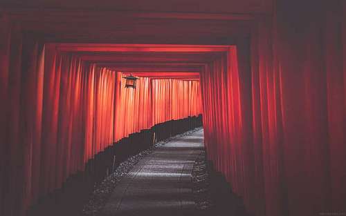Tunel asiatico pintado de rojo