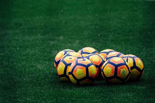 Pelotas en campo de fútbol