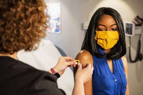medicina Mujer joven recibiendo vacuna contra el covid 19