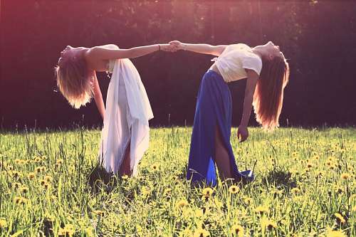 Mujeres en el bosque al atardecer