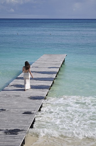 Mujer caminando en el muelle de Cancun 
