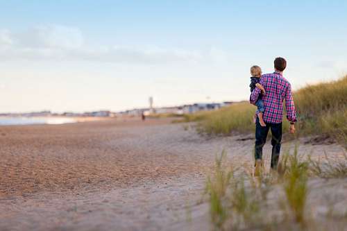 Padre e hijo en la playa