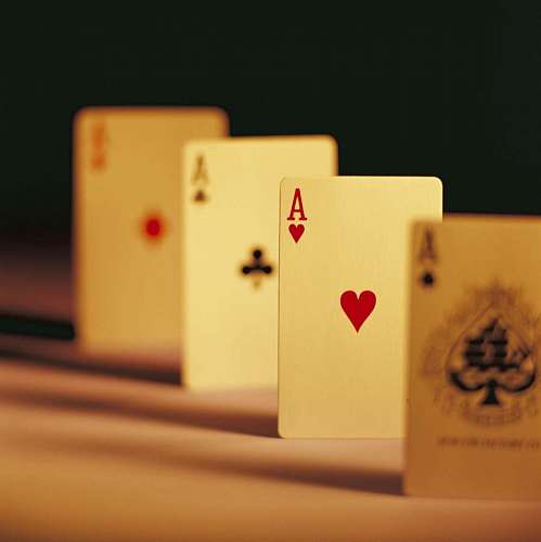 juego de azar foco selectivo de 4 cartas de poker as