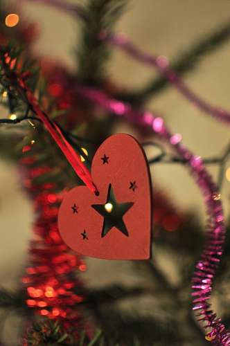Adorno navideño con estrellas y corazon