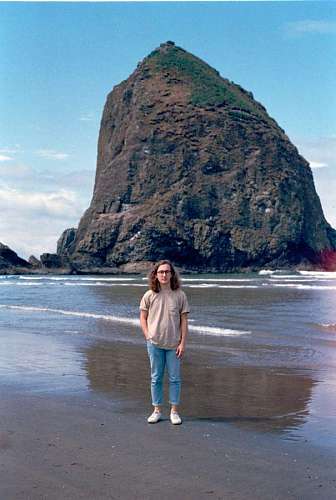 hipster Hombre joven en la playa posando casual