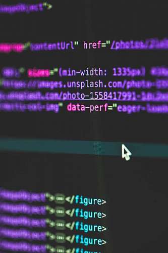pc acercamiento de una pantalla con codigos de programacion