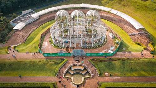 drone pov Jardín Botánico en Curitiba, Brasil