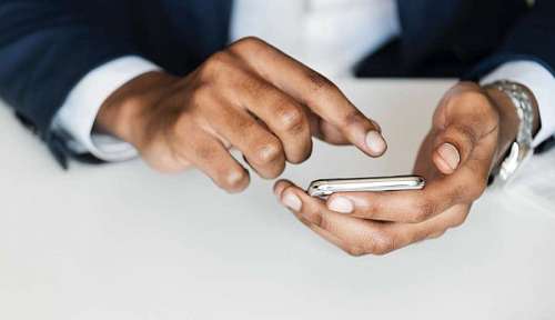 telefono celular Hombre de negocios usando su telefono